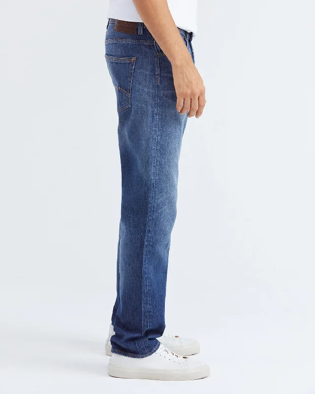 RELAXED FIT HIGH-RISE JEANS IN MEDIUM WASH