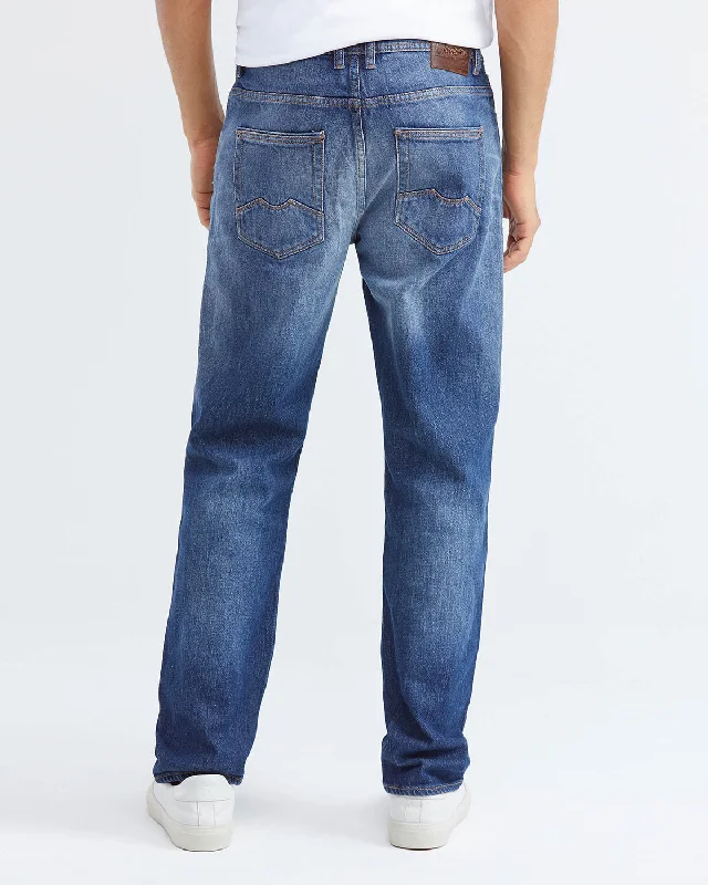 RELAXED FIT HIGH-RISE JEANS IN MEDIUM WASH