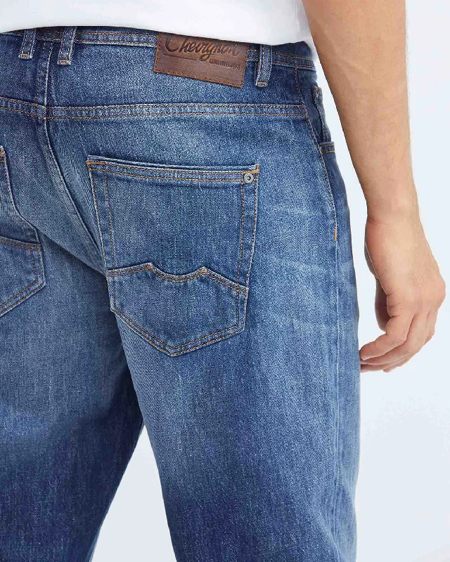 RELAXED FIT HIGH-RISE JEANS IN MEDIUM WASH